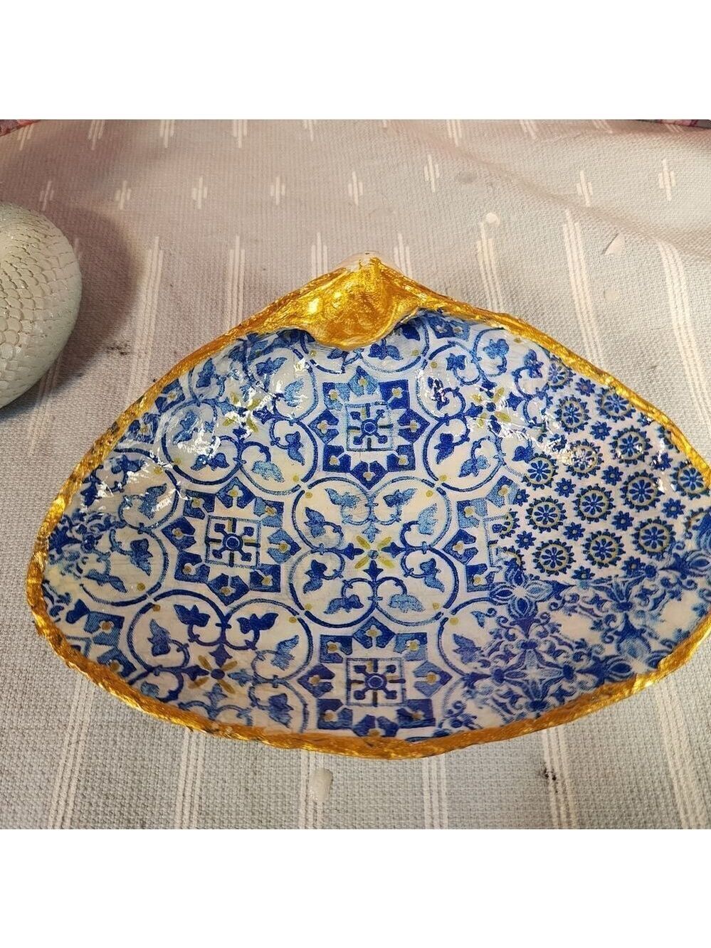 DECOUPAGE CLAM SHELL DECOUPAGE BLUE PATTERN ON A CLAM SHELL TRINKET DISH - Picture 4 of 11
